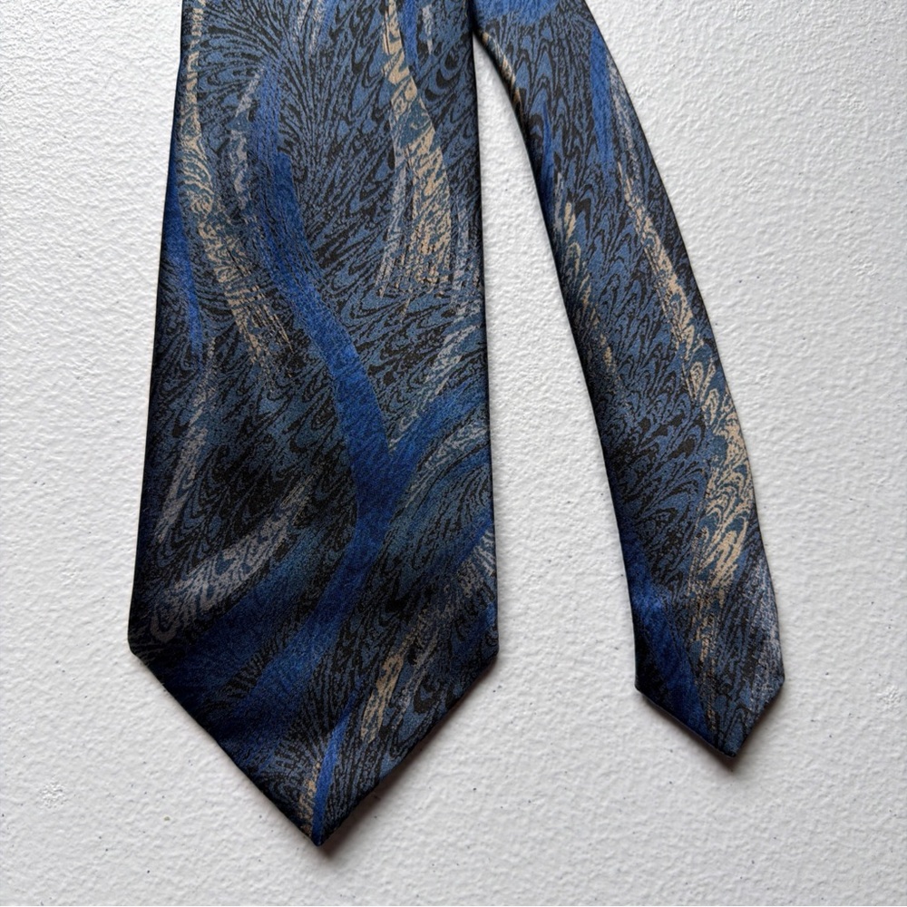 Vintage Mort Wallin Colorful Blue 100% Silk Necktie 56”x3.5”